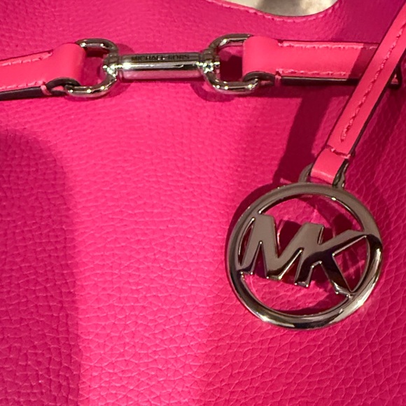 Michael Kors NWT Fuchsia Carson Pebbled Leather Tote Bag - Picture 8 of 8